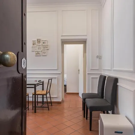 Joivy Trevi Fountain's Relais Rome